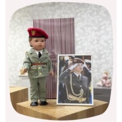 Muñeca artesanal Leonor militar