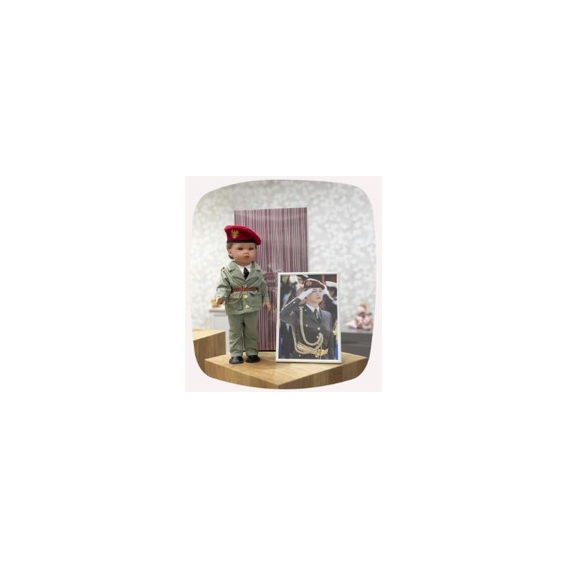 Muñeca artesanal Leonor militar