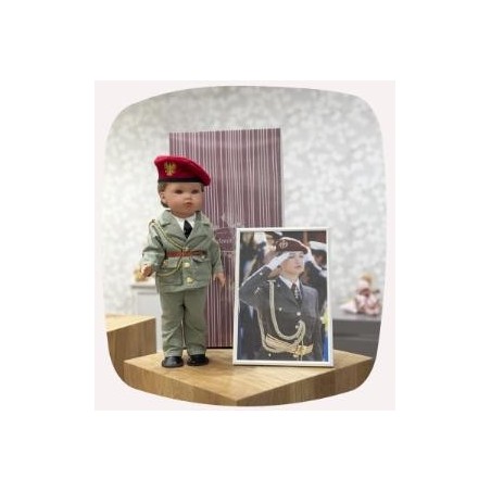 Muñeca artesanal Leonor militar