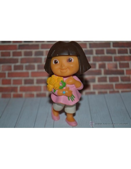 FIGURA DORA CON FLORES
