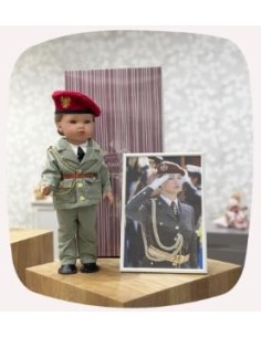Muñeca artesanal Leonor militar