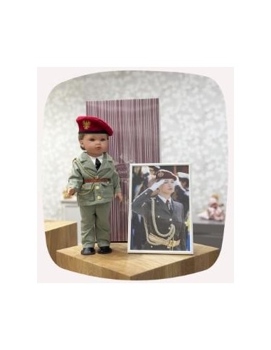 Muñeca artesanal Leonor militar