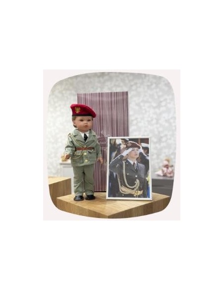 Muñeca artesanal Leonor militar