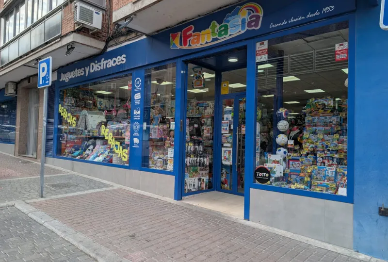 Fachada de Juguetes Fantasía Central en C/ Lomas de Horcajo, 2 (Madrid)