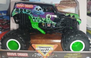 GRAVE DIGGER-  VEHICULO MONSTER JAM 1:24