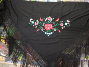 MANTON NEGRO BORDADO PEQUEÑO