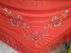 MANTON GRANDE ROJO BORDADO FLORES