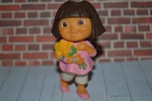 FIGURA DORA CON FLORES