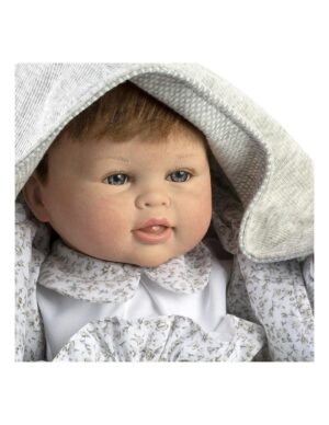 Muñeco reborn Milán 46cm, conjunto gris y blanco con cambiador.