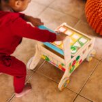 uguete de Carrito de la Compra de Madera para Empujar con clasificador de Formas y Puzzles (16 Pieza - Imagen 4