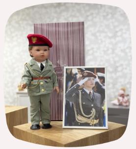 Muñeca artesanal Leonor militar