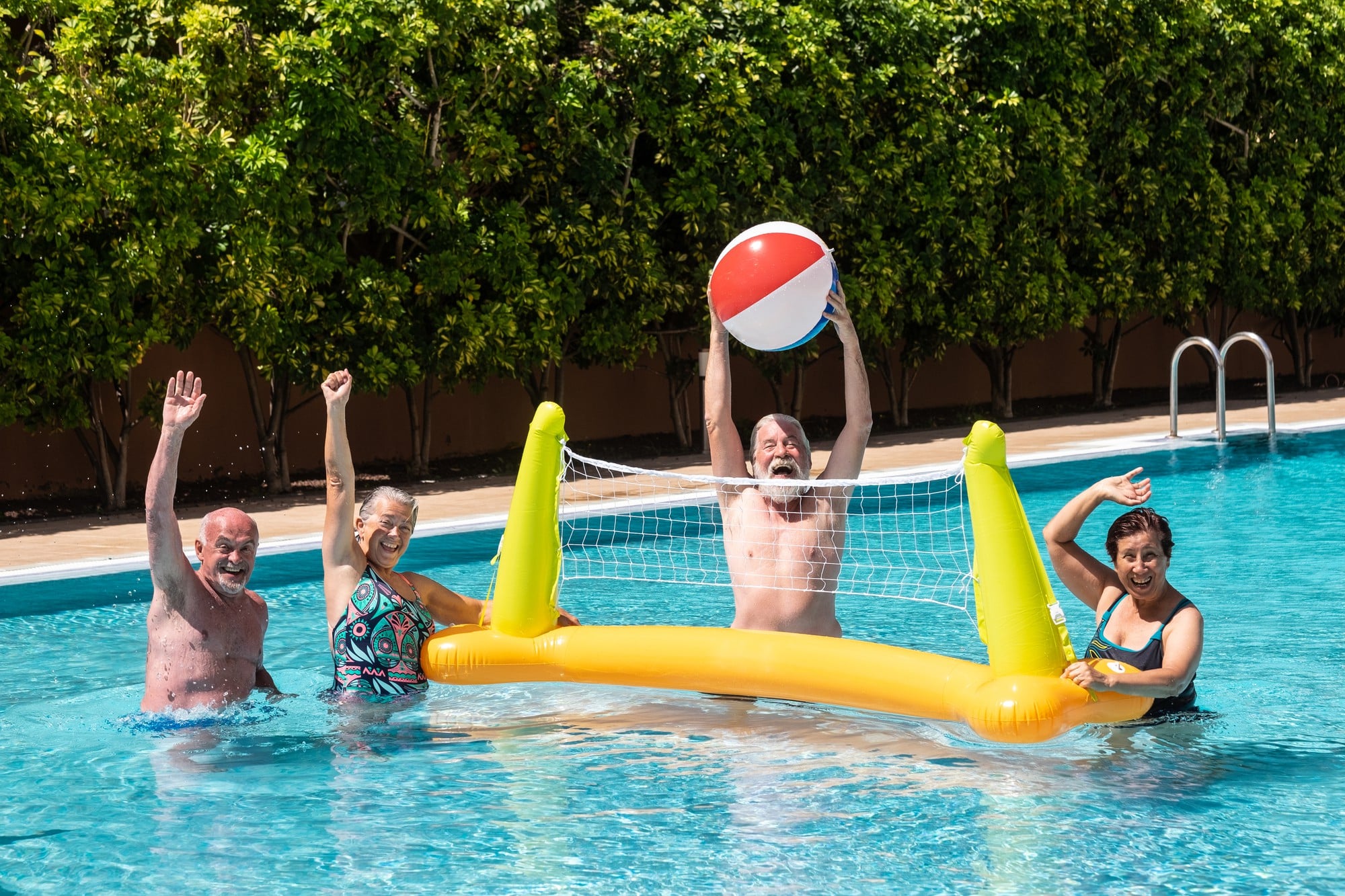 personas jugando al volley en la piscina