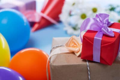 Regalos apilados para un niño de 10 años
