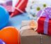 Regalos apilados para un niño de 10 años